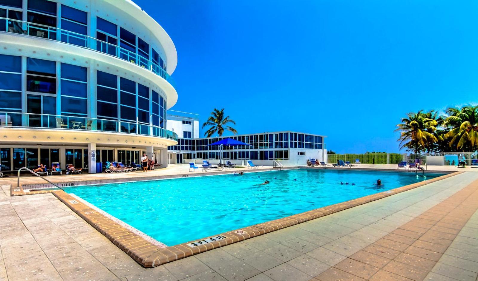 Castle Pavillon 8 Beachfront - Private Beach Access Loft With 2-Story, Pool, Tennis, Free Parking Access ميامي بيتش المظهر الخارجي الصورة