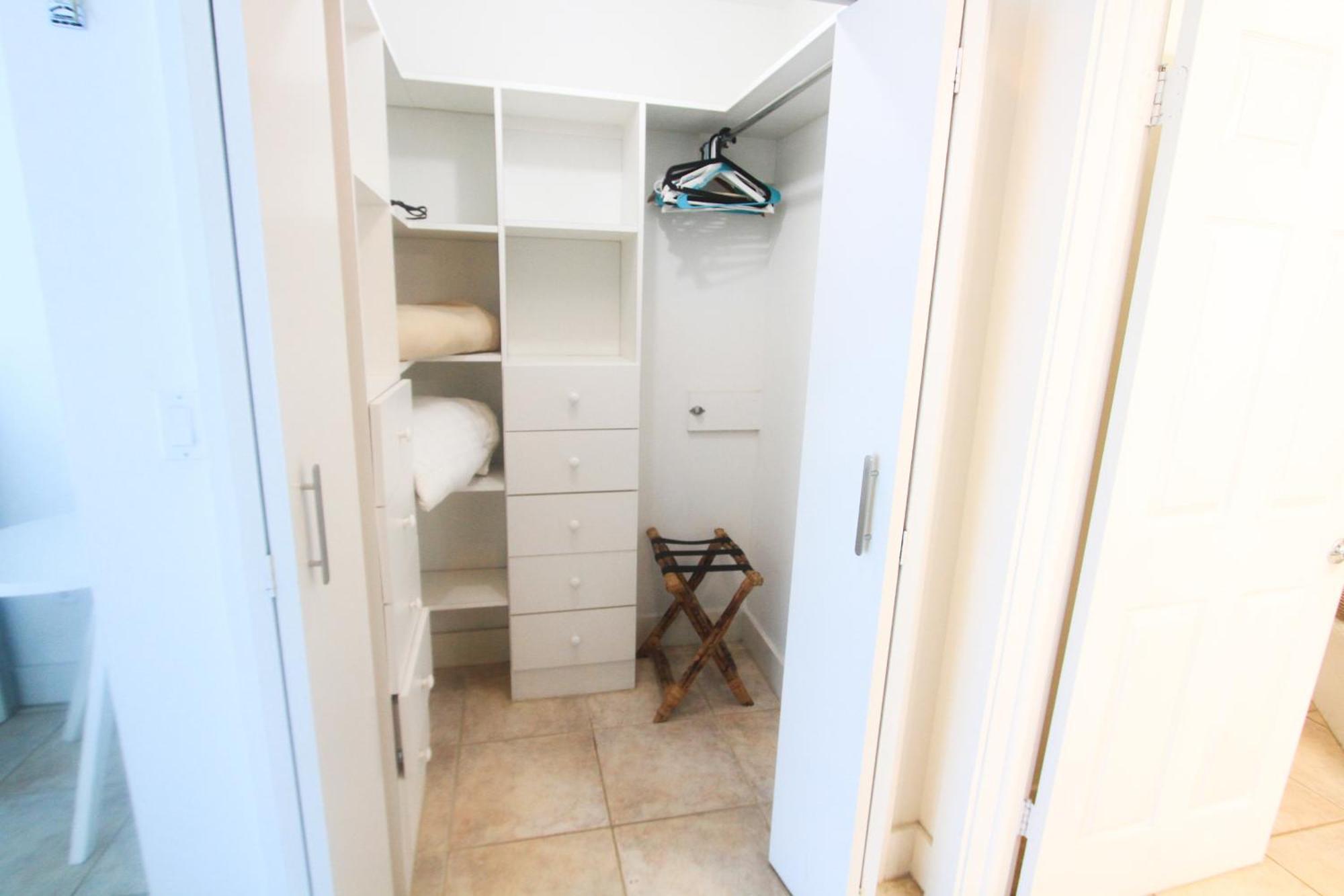 Castle Pavillon 8 Beachfront - Private Beach Access Loft With 2-Story, Pool, Tennis, Free Parking Access ميامي بيتش المظهر الخارجي الصورة