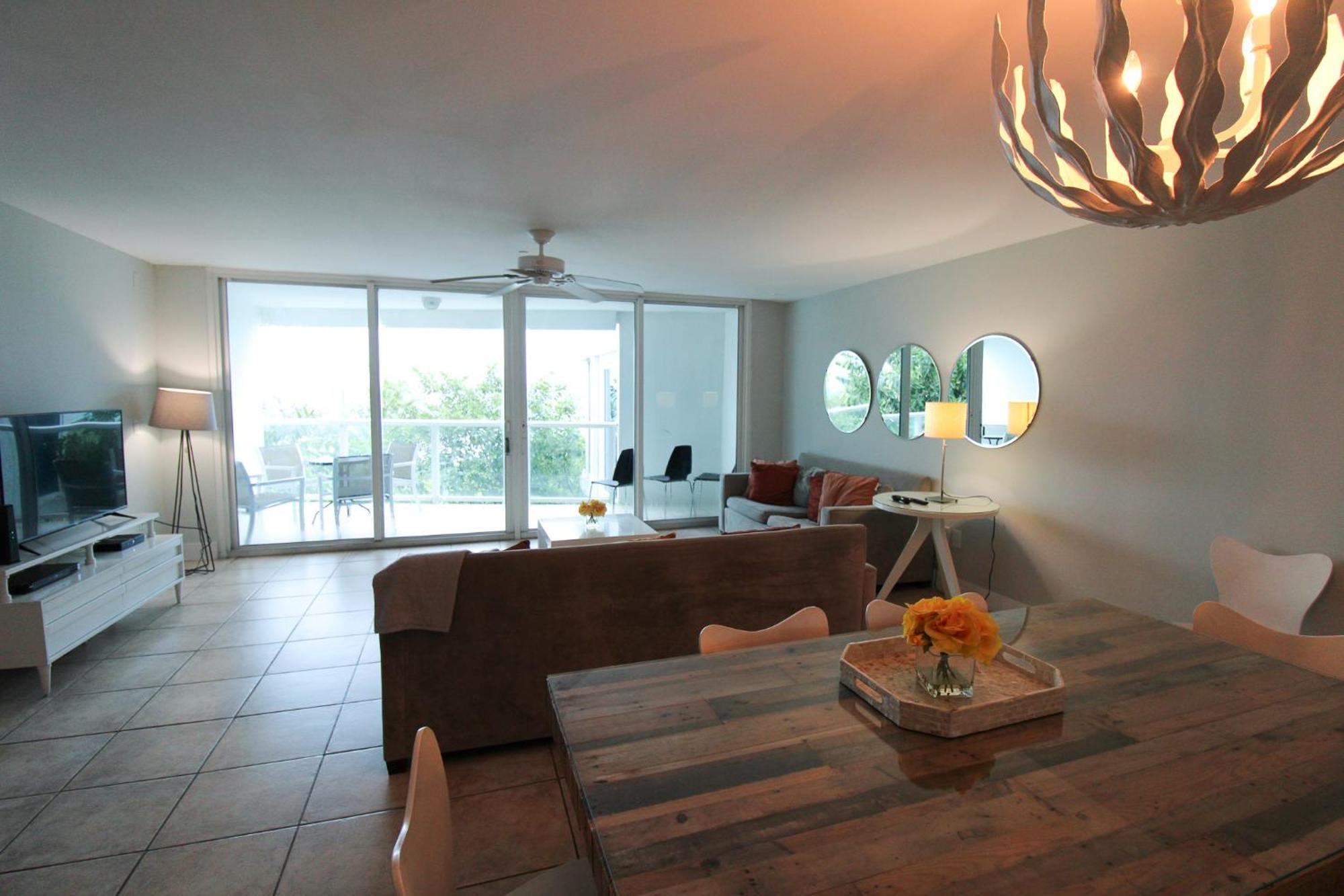 Castle Pavillon 8 Beachfront - Private Beach Access Loft With 2-Story, Pool, Tennis, Free Parking Access ميامي بيتش المظهر الخارجي الصورة