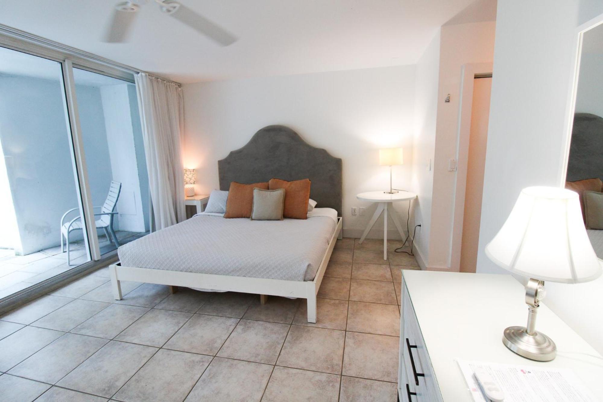 Castle Pavillon 8 Beachfront - Private Beach Access Loft With 2-Story, Pool, Tennis, Free Parking Access ميامي بيتش المظهر الخارجي الصورة