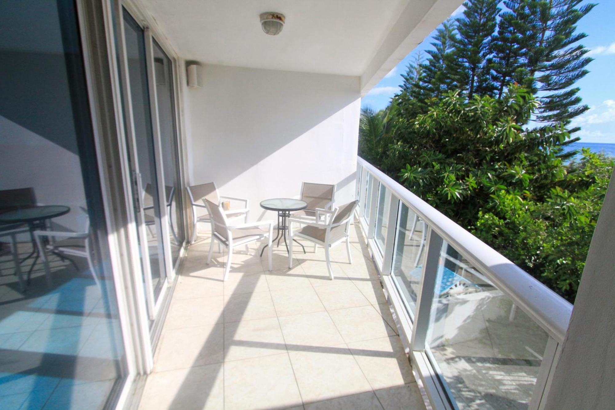 Castle Pavillon 8 Beachfront - Private Beach Access Loft With 2-Story, Pool, Tennis, Free Parking Access ميامي بيتش المظهر الخارجي الصورة